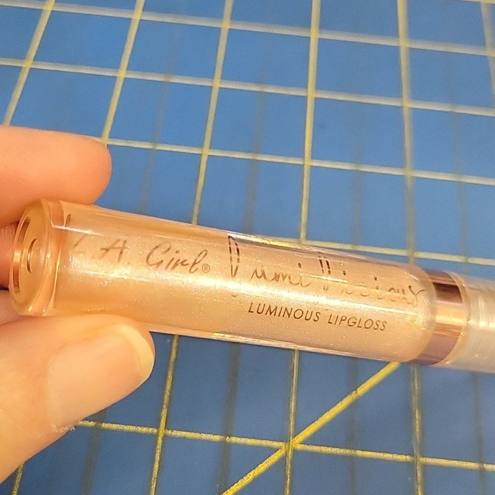 LA Girl Lumilicious Lip Gloss GLG937 Champagne 3ml New Sealed Tube